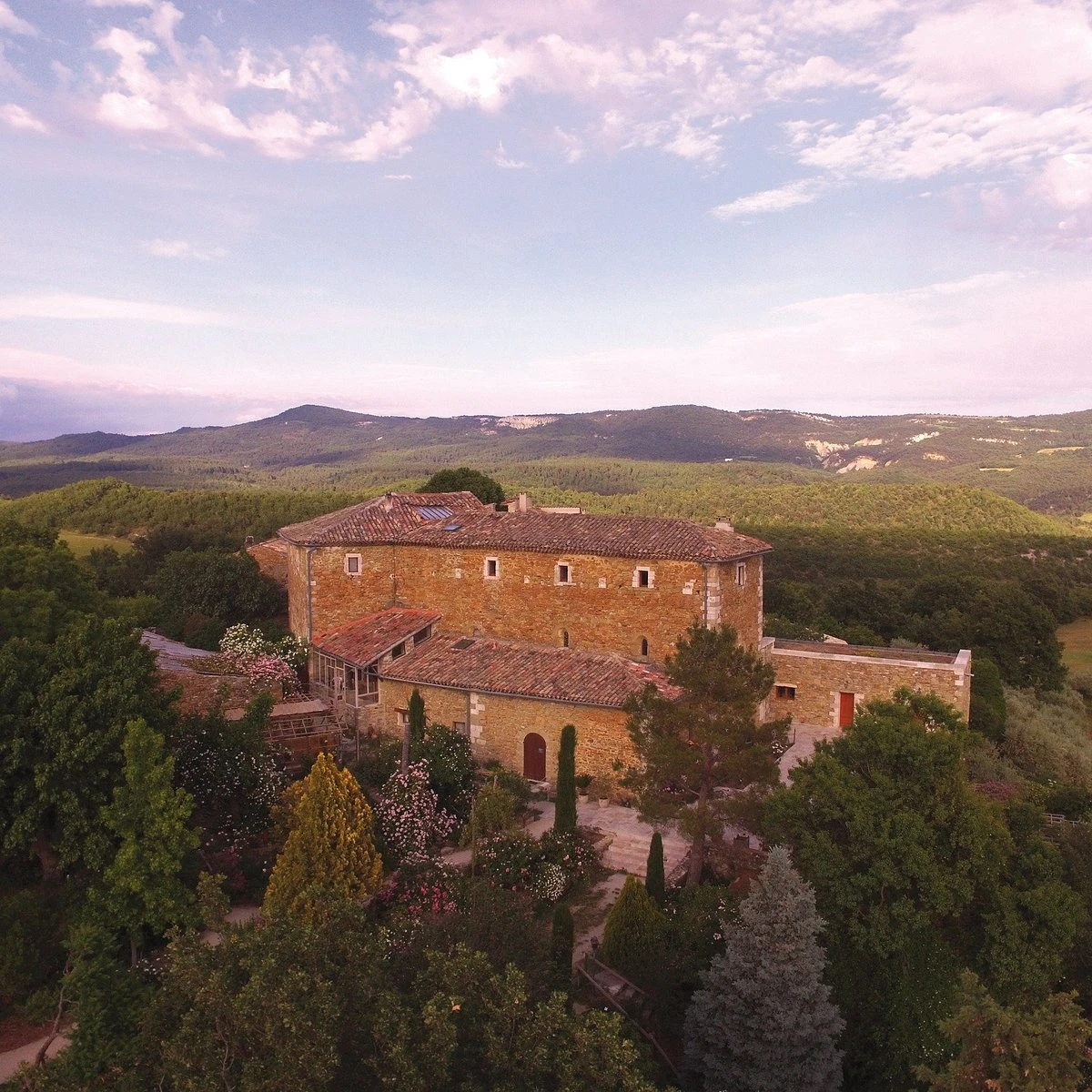 Le Jardin de l&rsquo;Abbaye de Valsaintes à Simiane-la-Rotonde — lieu événementiel Alpes de Haute-Provence