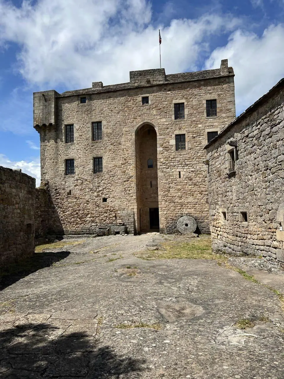 Le Château de Montaigut à Gissac — venue Aveyron