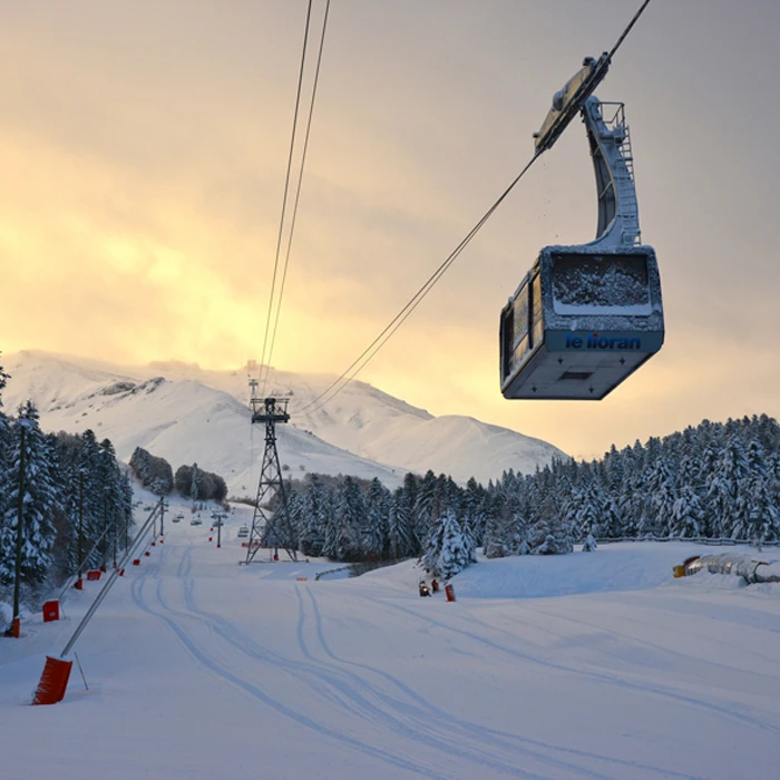 Le Lioran et ses pistes de ski en hiver — salle événementielle