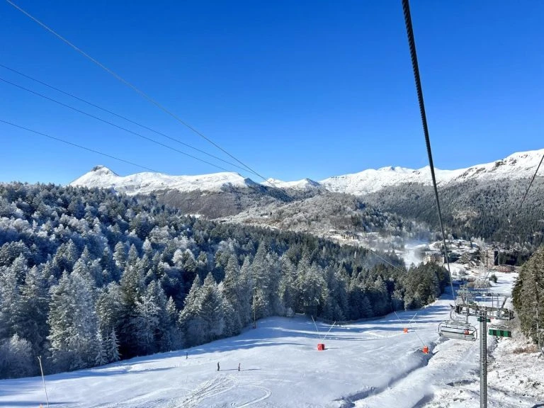 Le Lioran et ses pistes de ski en hiver — venue Aveyron