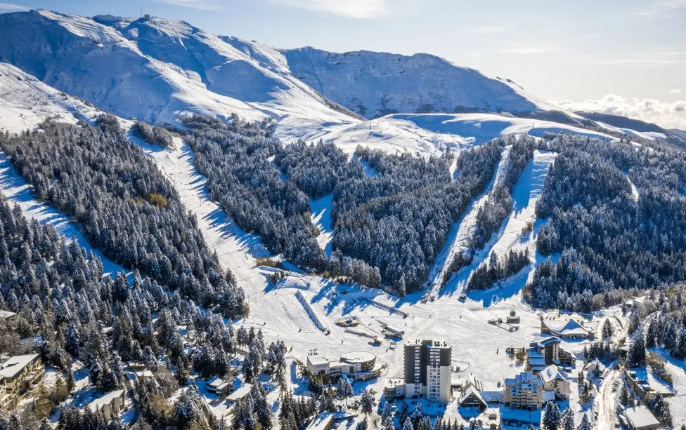 Le Lioran et ses pistes de ski en hiver — lieu événementiel Aveyron