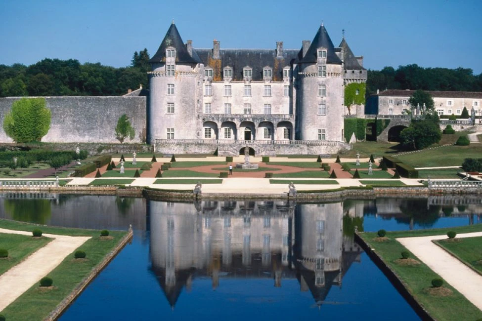 Le Château de La Roche Courbon à Saint-Porchaire — venue Charente-Maritime