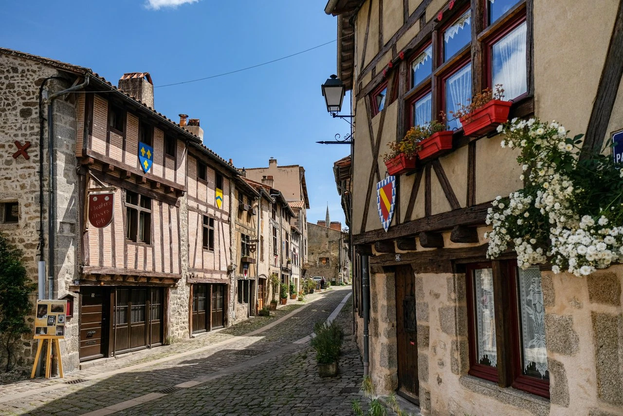 La ville fortifiée de Parthenay pour un événement médiéval — salle événementielle