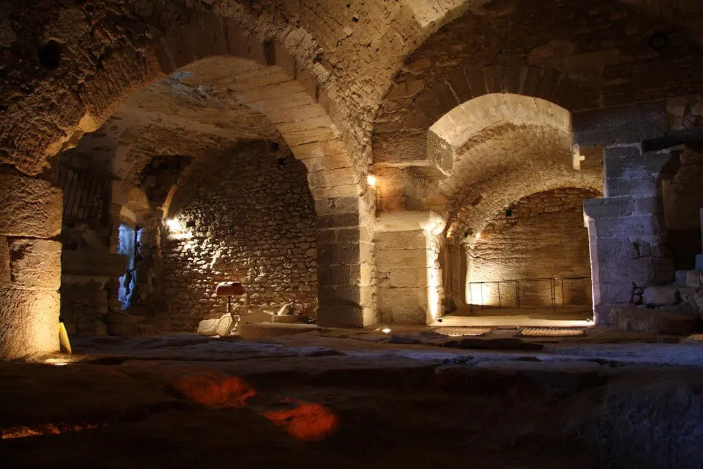 Les Caves du Palais Saint Firmin, Gordes — lieu événementiel Gard