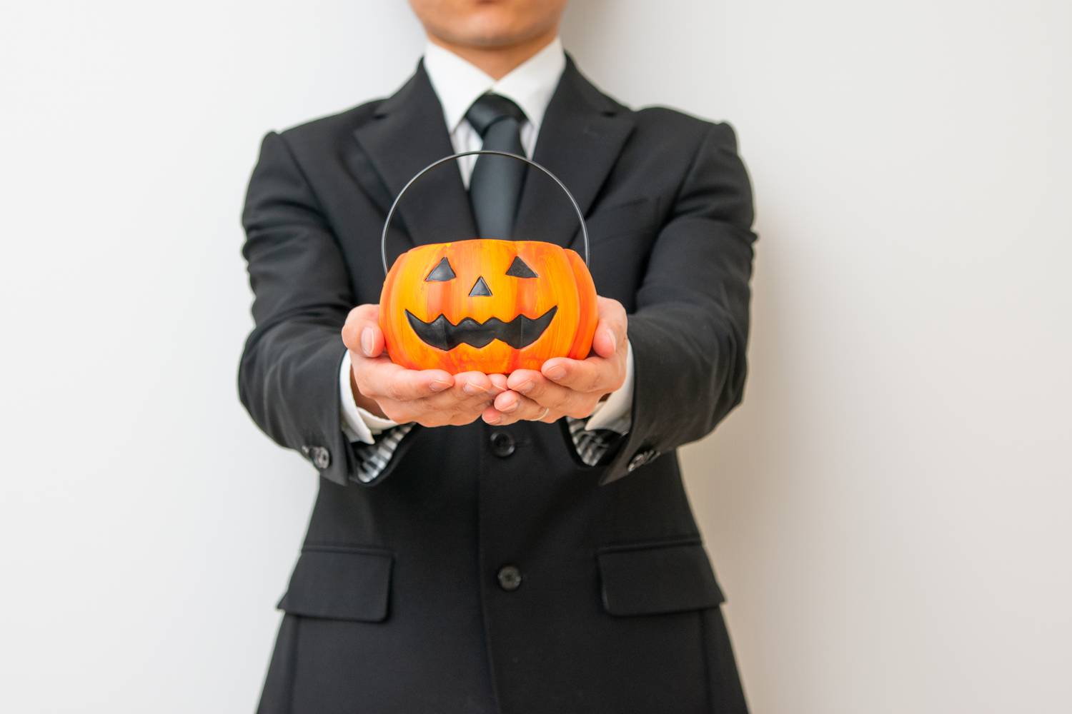 Organiser des activités de bénévolat liées à Halloween.