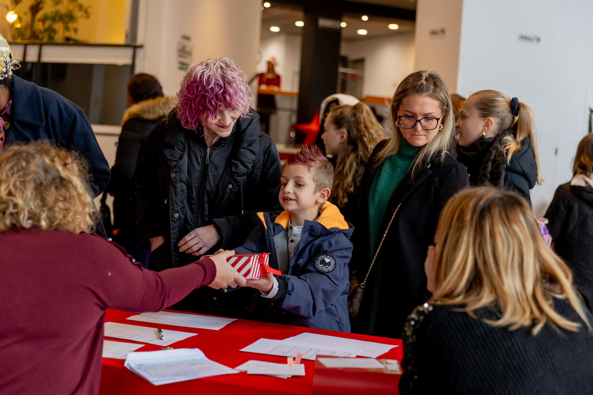 Chef de projet INNOV’events préparant un Secret Santa en entreprise