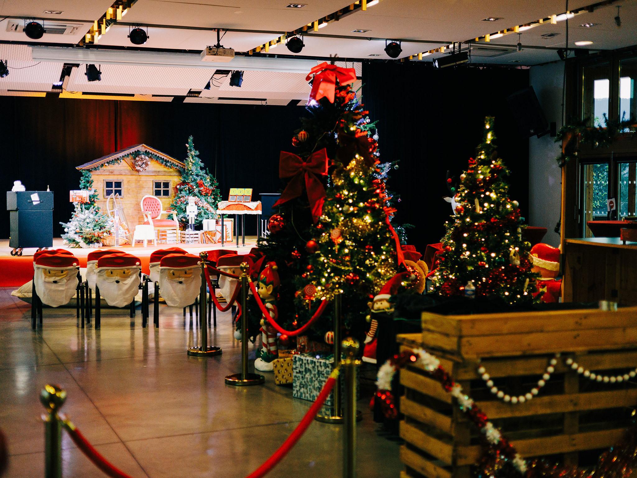 Implantation logistique d’un repas de Noël d’entreprise avec zones traiteur, scène et circulation