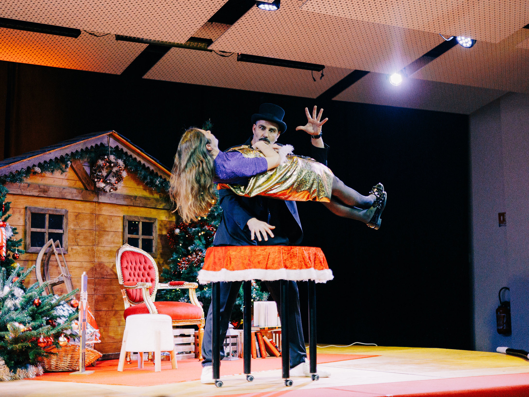 Événement de Noël on-site dans les locaux d'une entreprise, avec décoration et éclairages d'ambiance