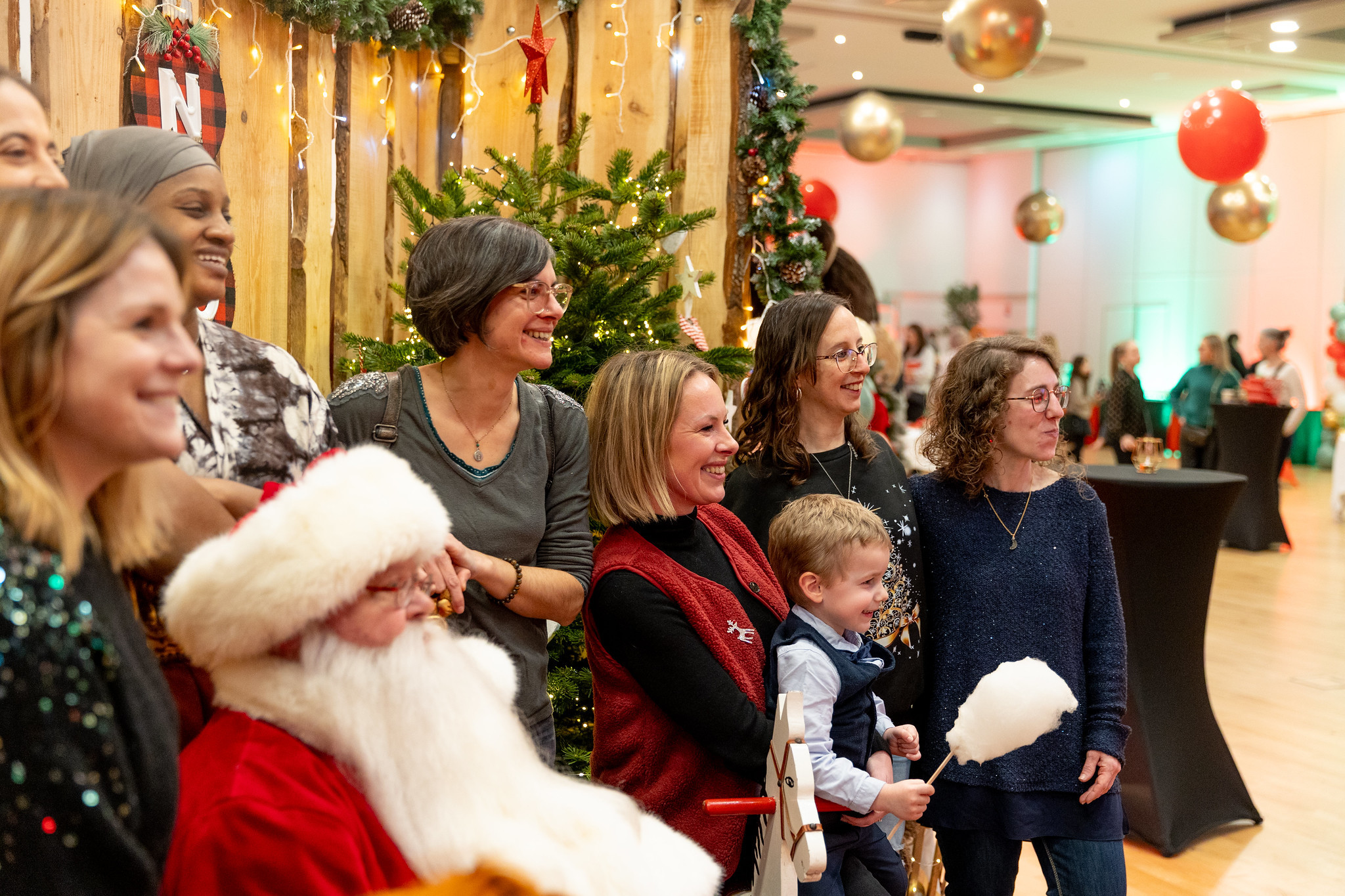 Mocktails de Noël sans alcool servis avec garnitures de saison et verres décorés