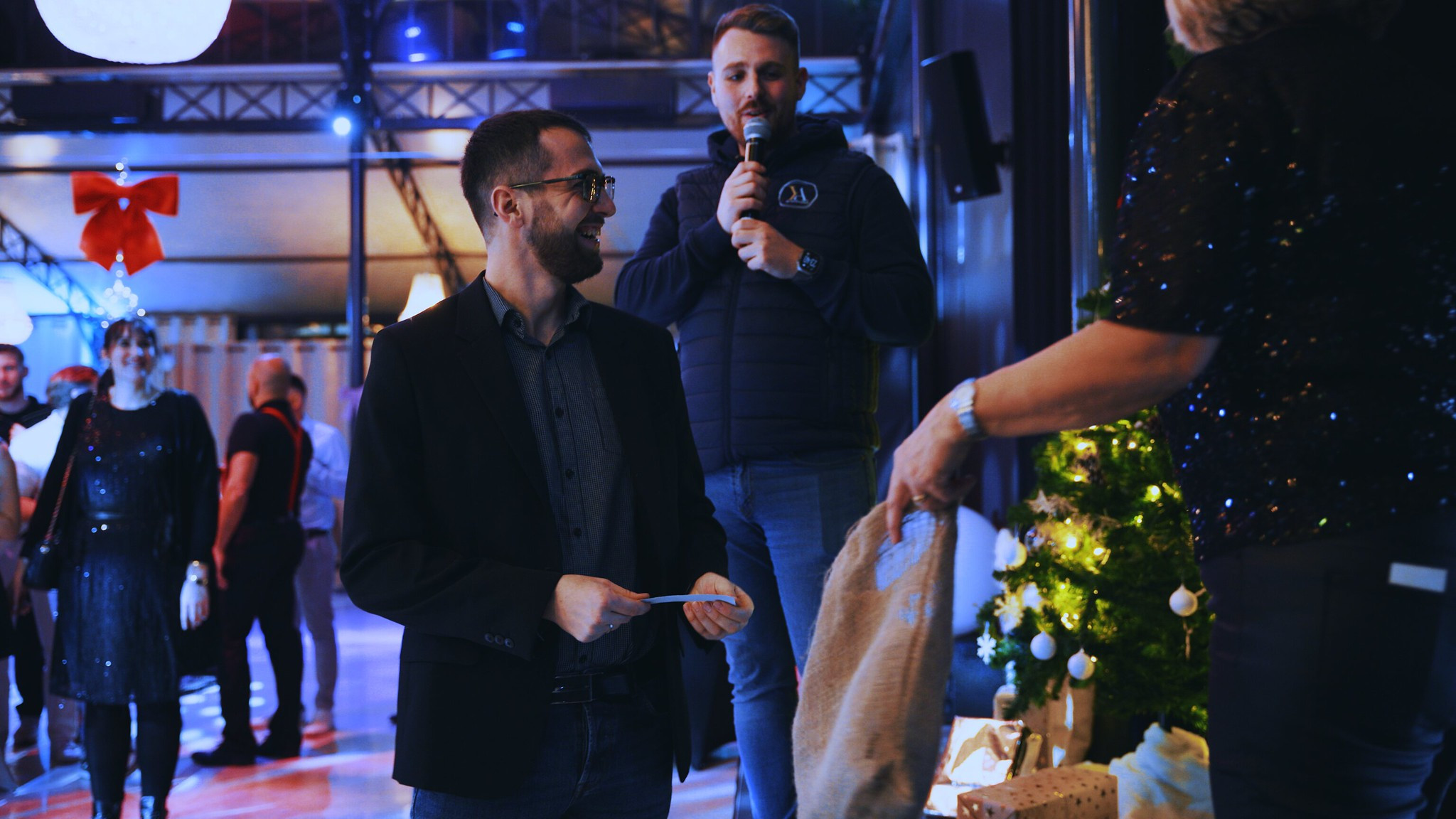 Ambiance musicale et animations discrètes pendant un dîner de Noël d’entreprise