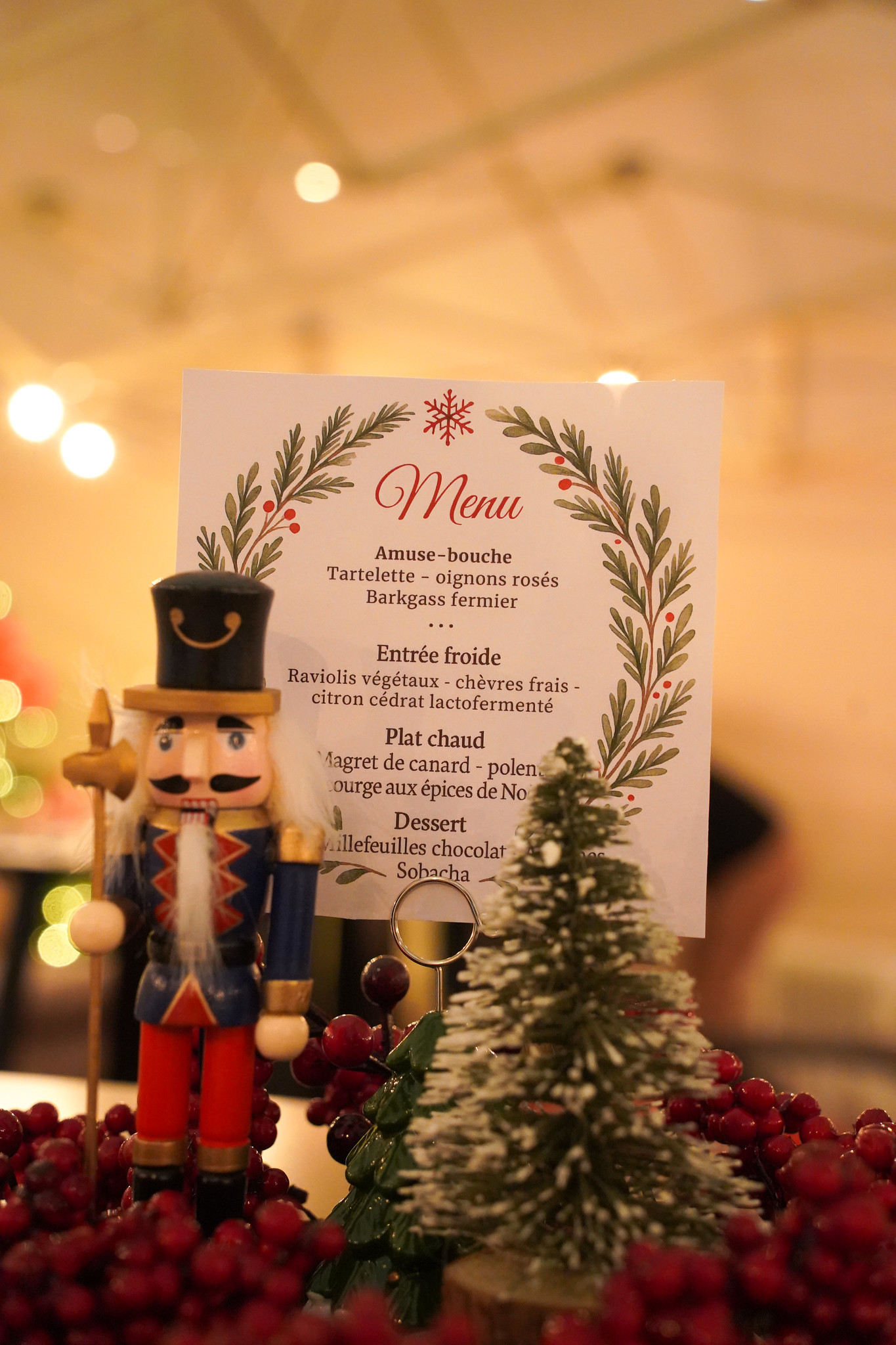 Ambiance d’animations de Noël en entreprise avec équipe rassemblée autour d’un photobooth