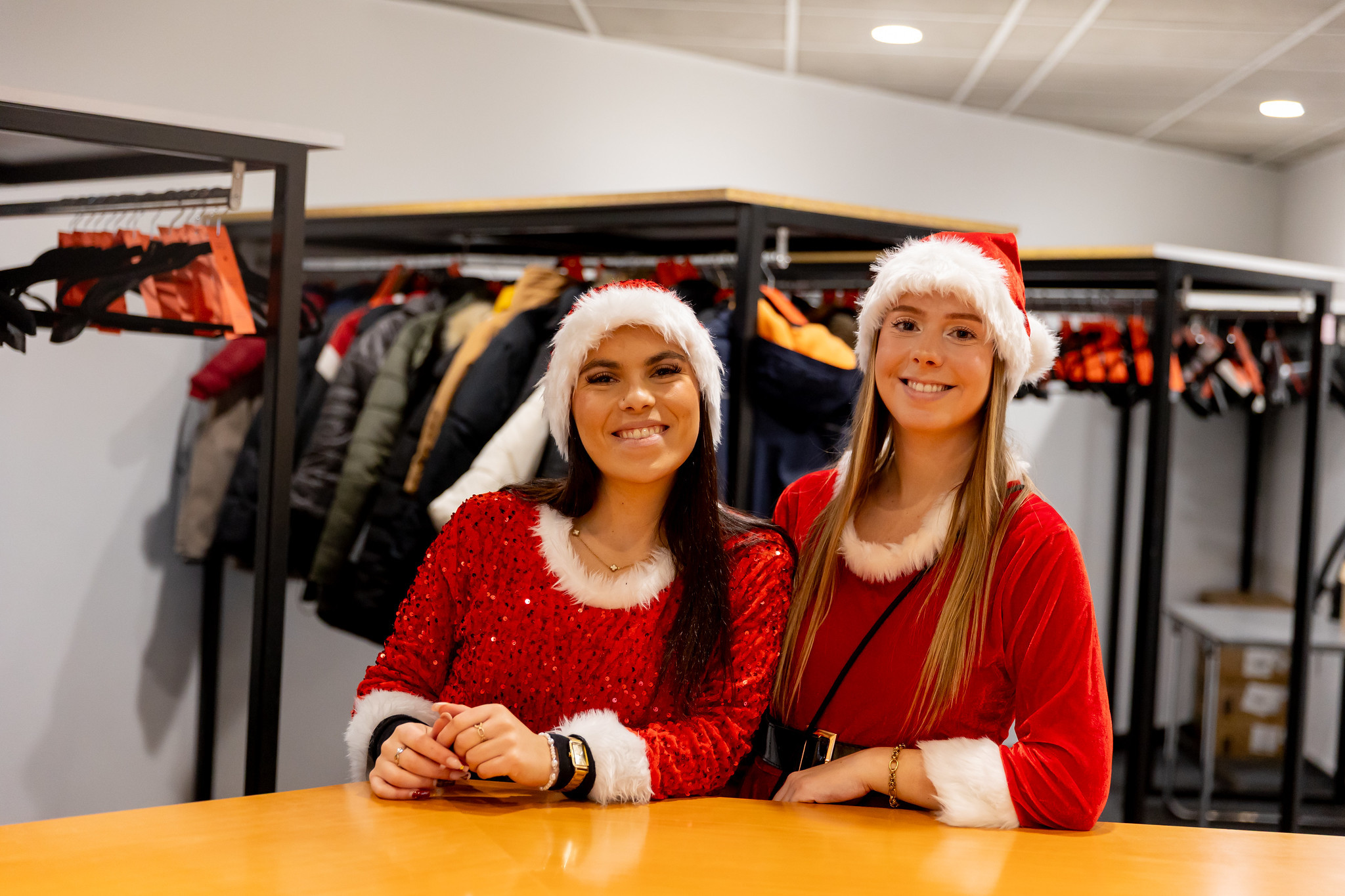 Tri des dons par des bénévoles et collaborateurs