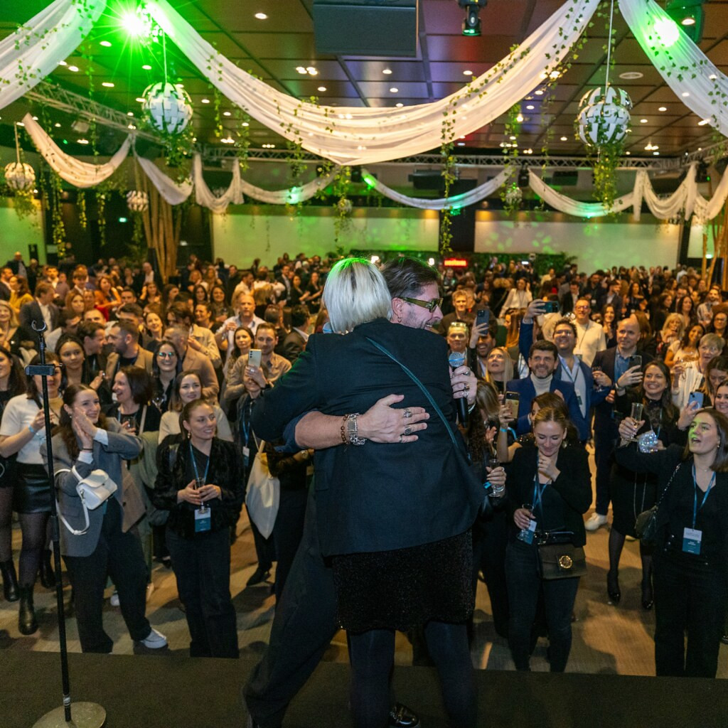 Équipe d’évacuation briefe les participants vers un point de rassemblement extérieur