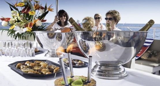 repas dentreprise sur un catamaran dans l herault