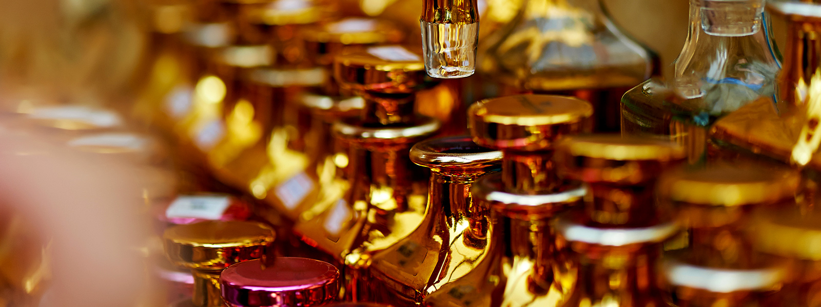 <p>VOTRE TEAM BUILDING ET SES</p><p><strong>ATELIERS DE CRÉATION DE PARFUM</strong></p>