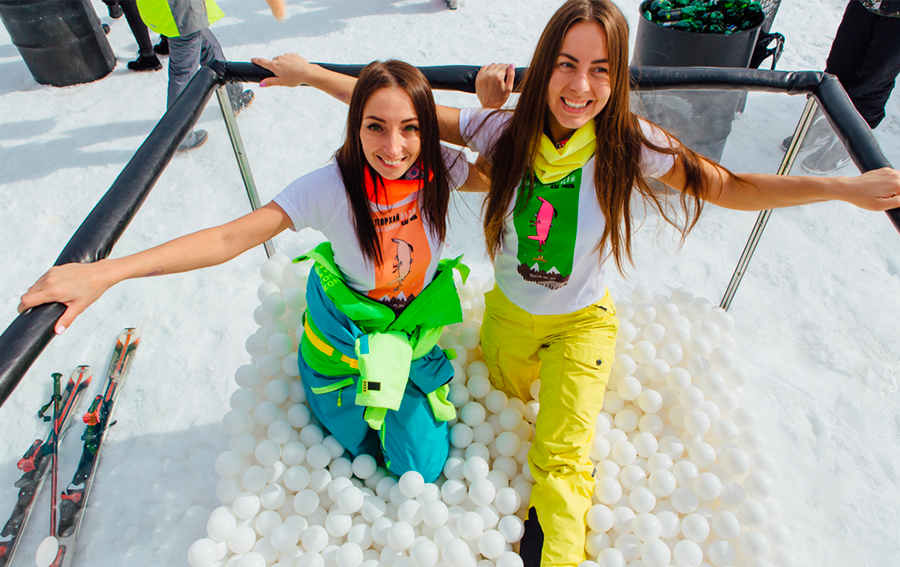 Piscine gonflable pour mettre des boules pour les enfants et les animations  d'enfants