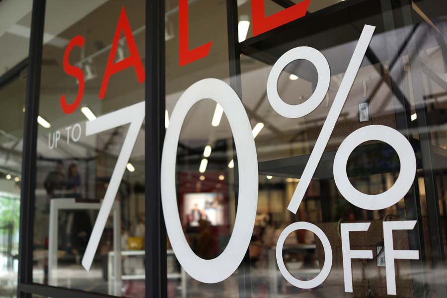 <p>PLV et habillage sur point de vente<br /><strong>en centre commerciale</strong></p>