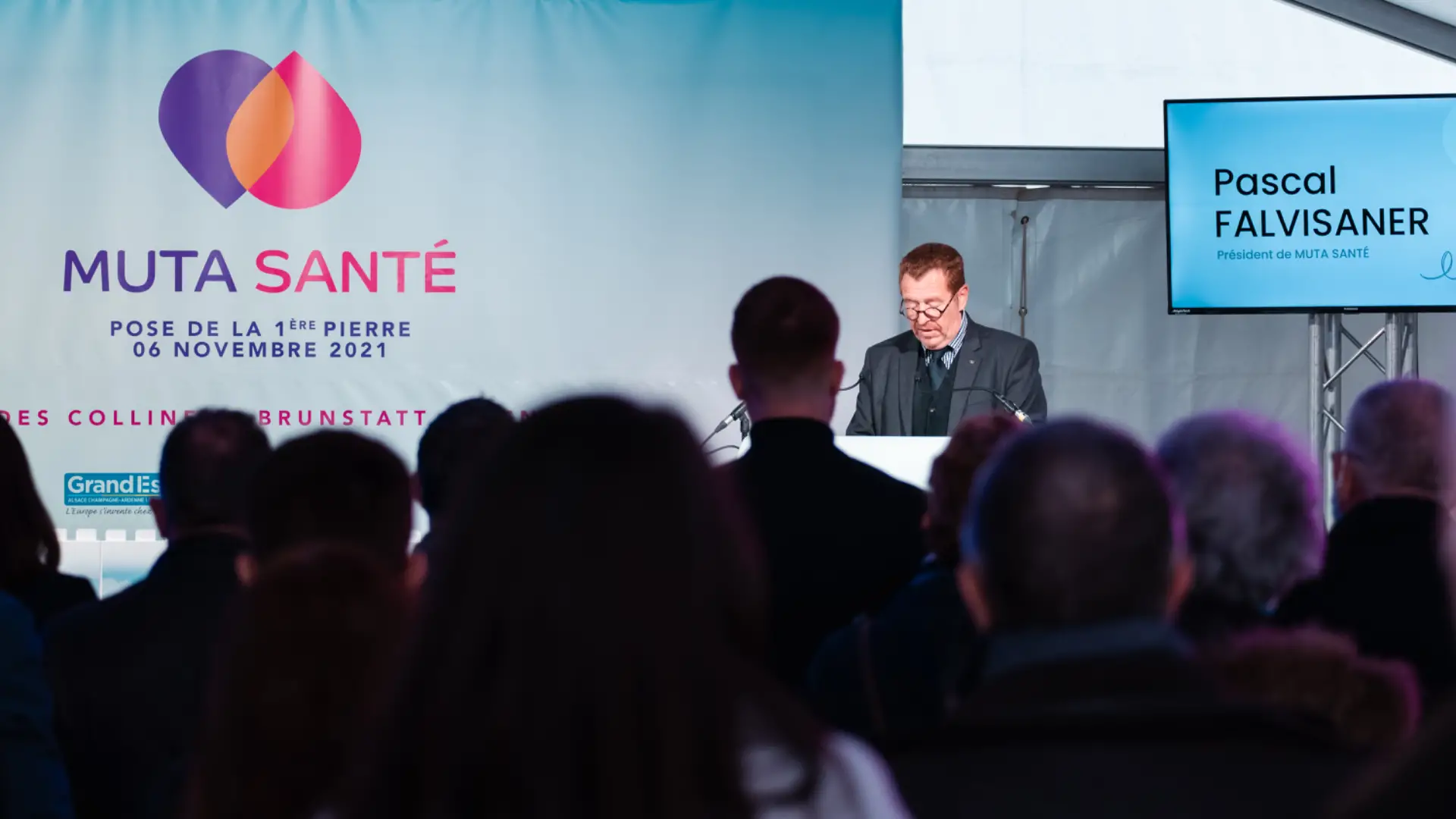 Vue drone haute définition d’une cérémonie de première pierre