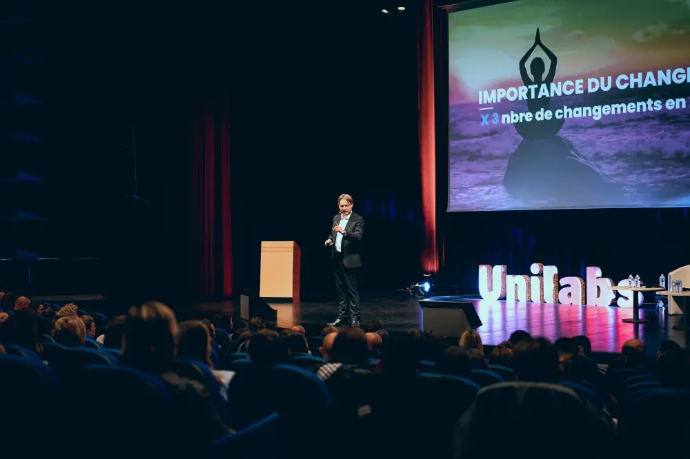 Salle aménagée pour une journée de stratégie collective