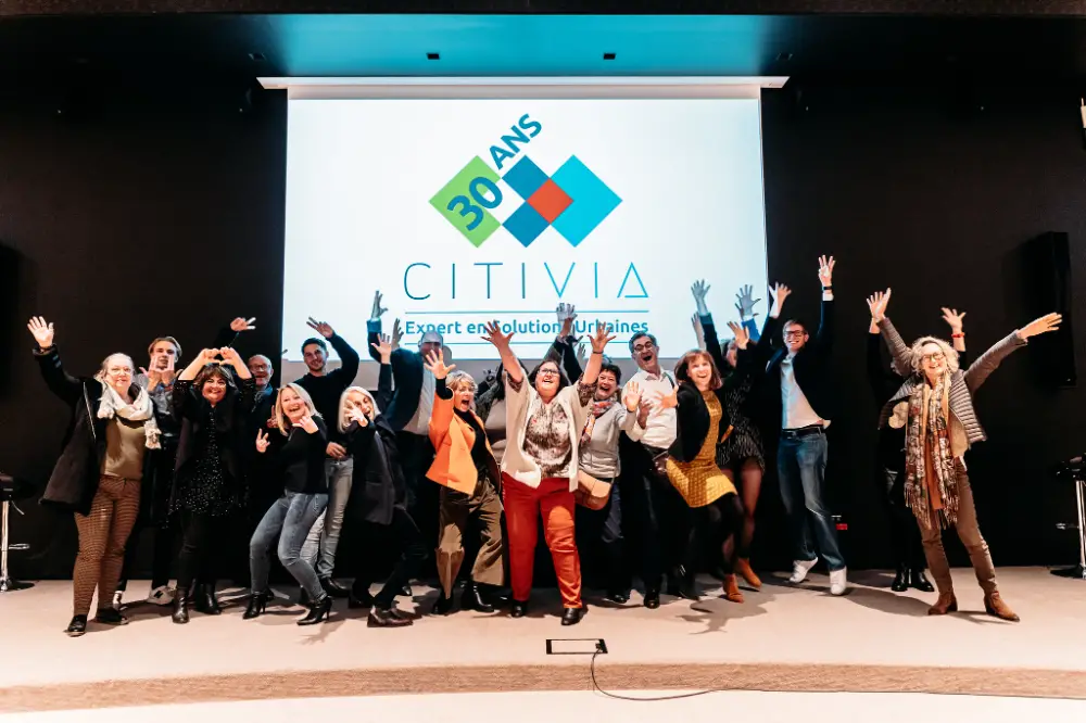 Équipe en pleine célébration pour les 30 ans de Citivia pendant une convention entreprise à Troyes