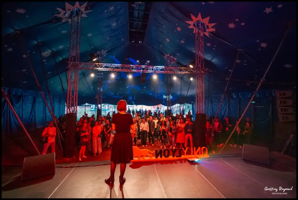 Discours sur scène sous chapiteau durant une convention d'entreprise à Troyes avec ambiance festive