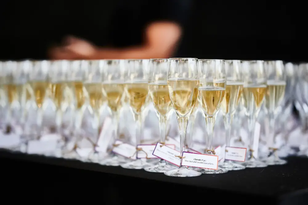 Flûtes de champagne prêtes à être servies lors d’un cocktail d’entreprise à Auxerre