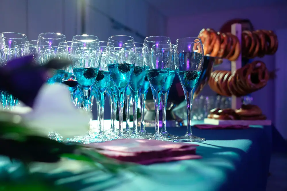 Verres de cocktail bleus et bretzels lors d’un buffet de convention