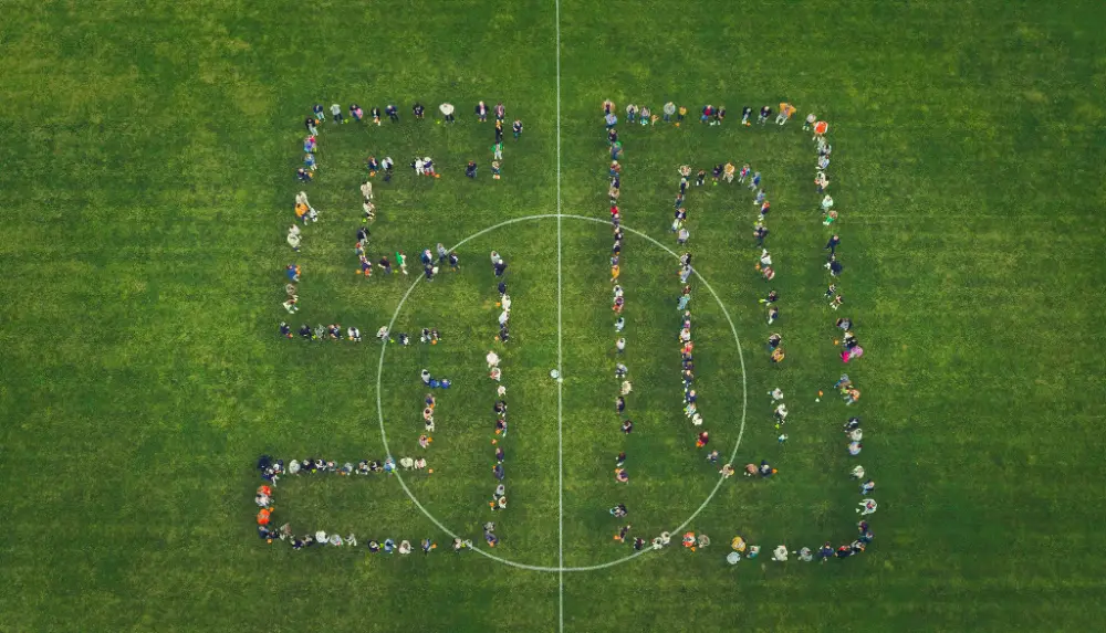 Participants formant le chiffre “50” sur un terrain de sport lors d’un team building