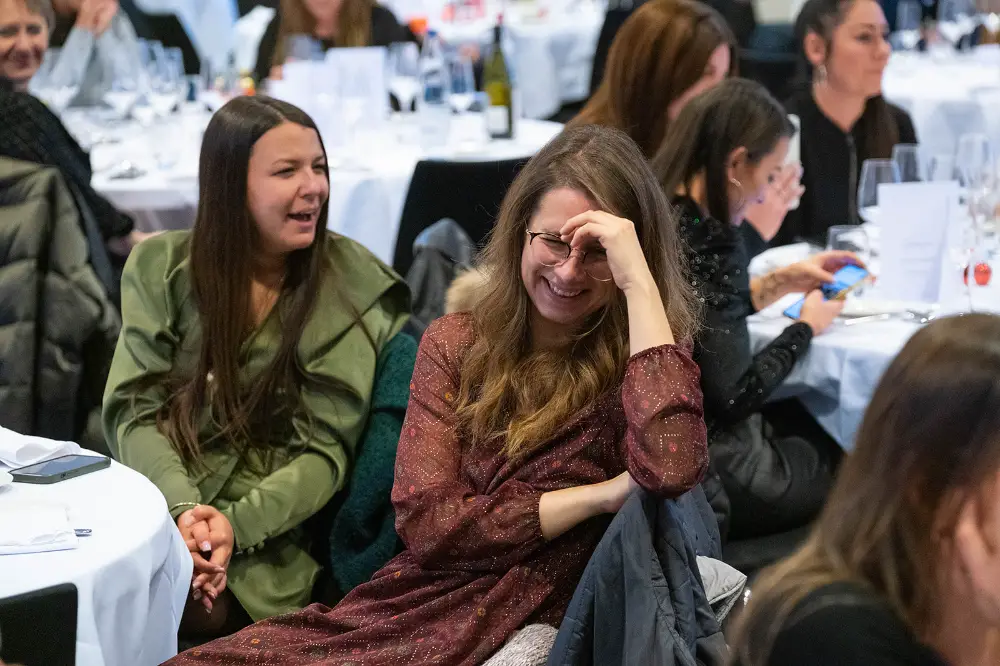Moments de rire et de complicité pendant une convention d'entreprise à Valence, ambiance détendue au dîner