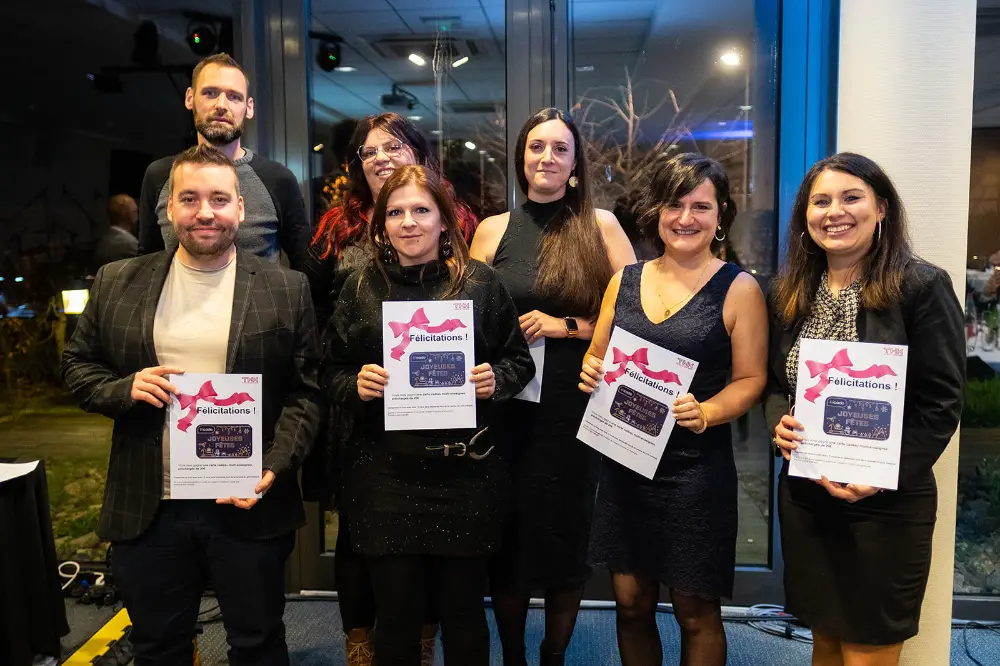 Remise de prix et diplômes lors d’une convention entreprise à Valence, photo de groupe des lauréats