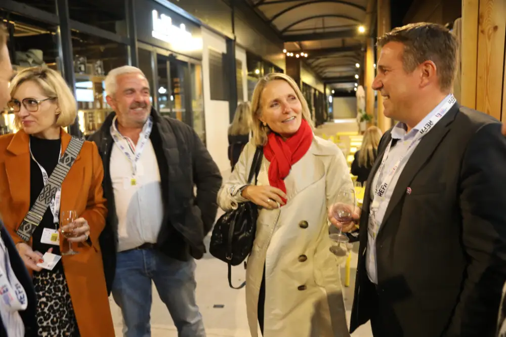 Cocktail de networking lors d'une convention d'entreprise à Valence, échanges informels entre collègues