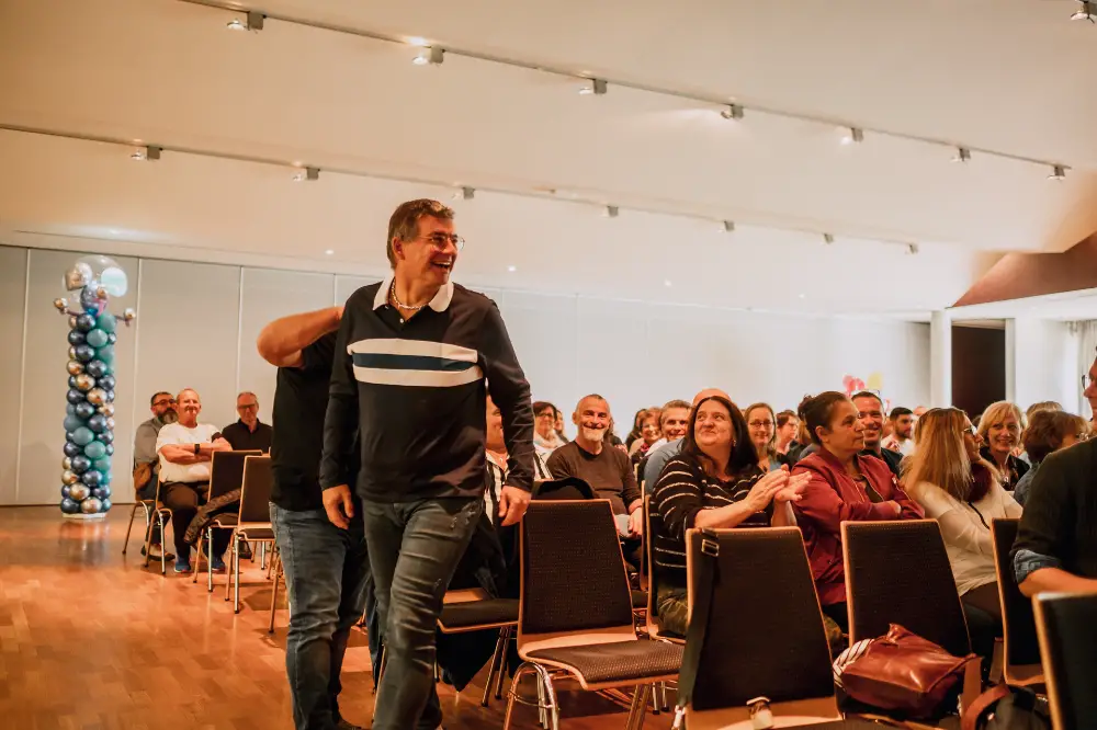 Moment de reconnaissance lors d'une convention entreprise à Valence, collaborateur applaudi par ses pairs