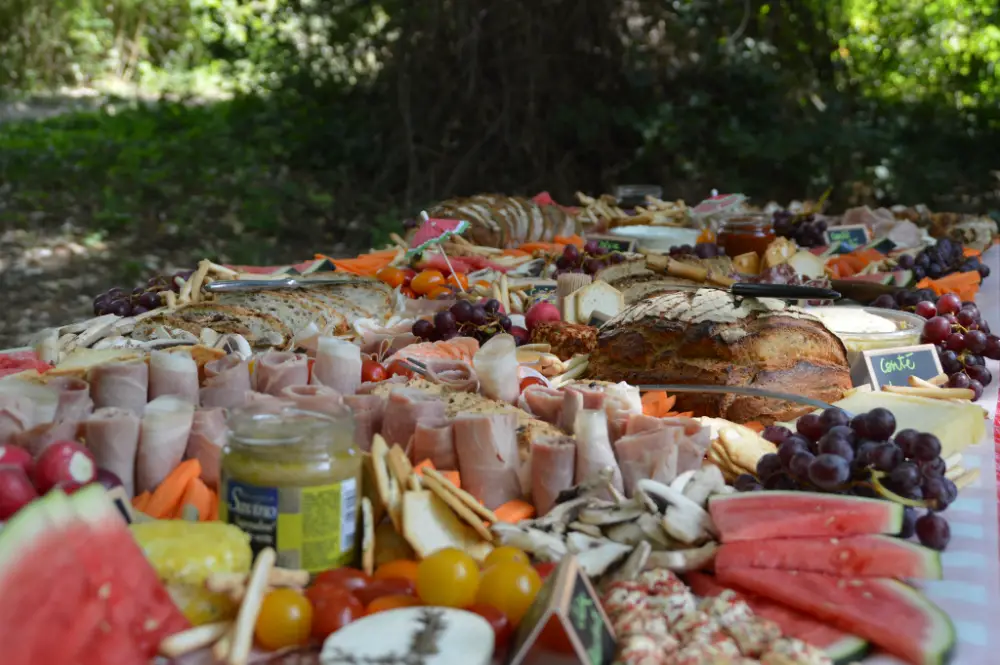Buffet champêtre de produits frais pour une convention en plein air à Avignon