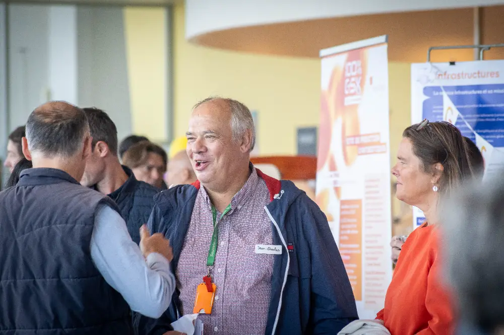 Échanges professionnels pendant une convention entreprise à Valence, ambiance chaleureuse et dynamique
