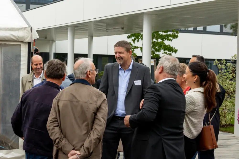 Rencontres en plein air pendant une convention entreprise à Valence, dirigeants et collaborateurs réunis