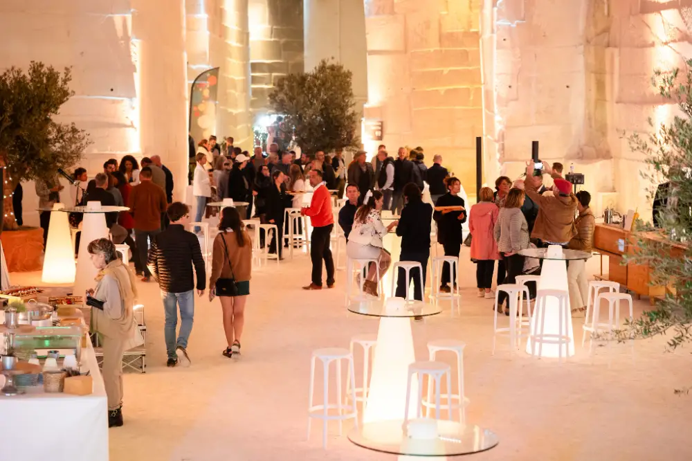 Cocktail dînatoire convivial dans un lieu atypique en pierre à Avignon