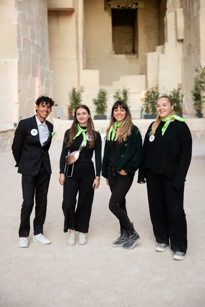Équipe organisatrice souriante d’un événement professionnel dans un lieu insolite à Avignon