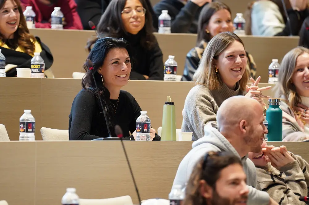 Participants souriants durant un atelier en amphithéâtre