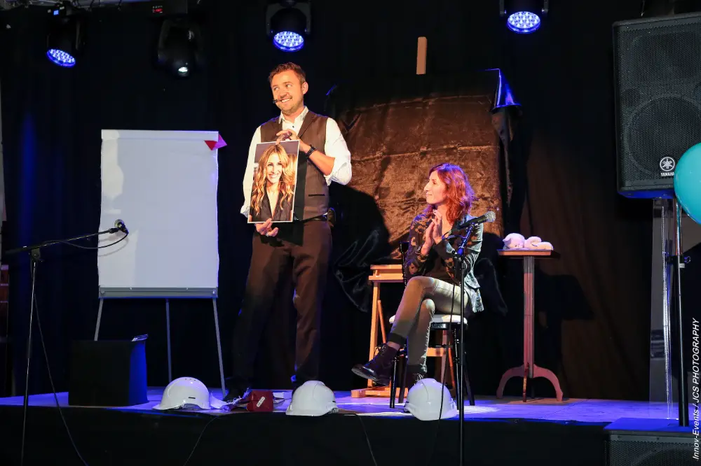 Animation originale avec caricaturiste lors d’une convention d’entreprise en soirée