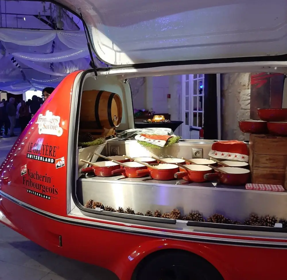 Stand mobile de fromages et fondues lors d’une soirée de convention d’entreprise à Tours