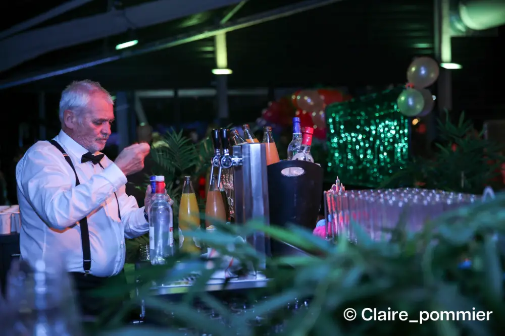 Barman en tenue élégante préparant des cocktails lors d’une soirée d’entreprise à La Rochelle.