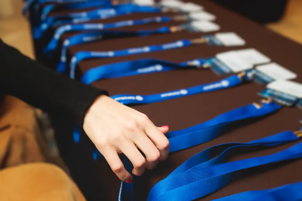 Organisation de la sécurité événementielle avec distribution de badges nominatifs sur une table