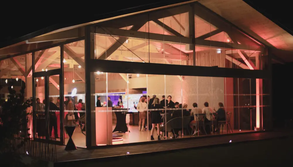 Participants échangeant dans un espace lumineux et boisé lors d’un cocktail d’entreprise à Mulhouse