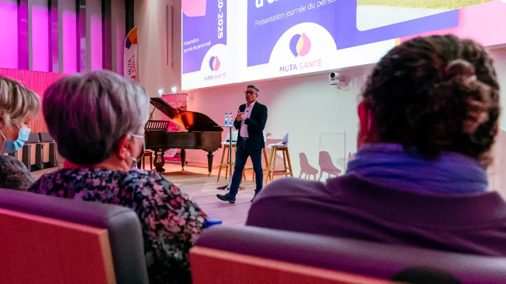 Conférence avec présentation d’entreprise et intervenant face au public