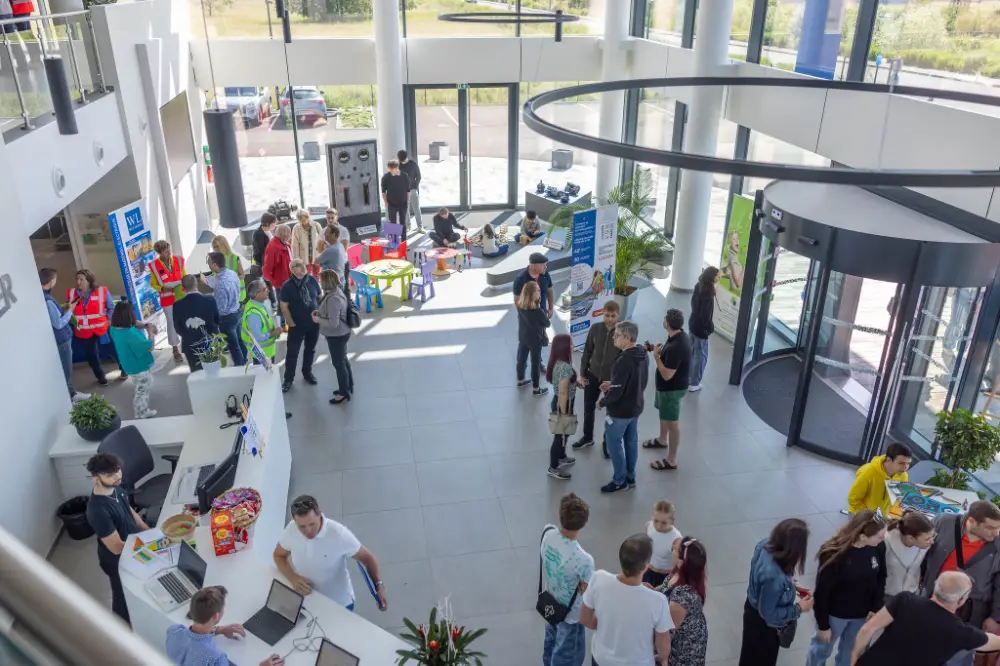 Participants et collaborateurs réunis dans un espace d’accueil moderne à Strasbourg pour une convention professionnelle