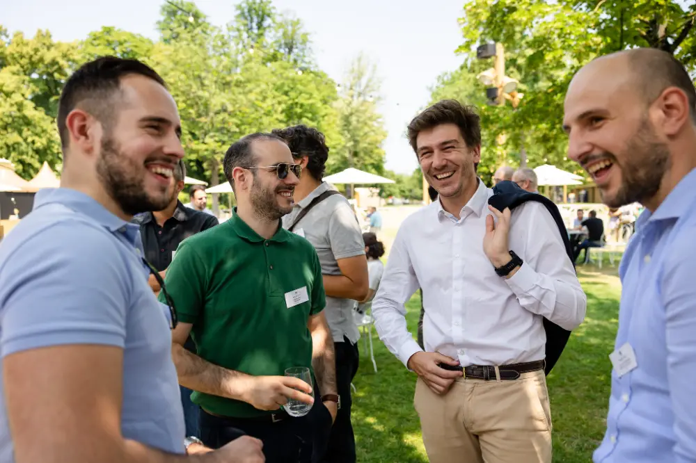 Moment convivial en plein air entre collègues pendant une convention professionnelle à Fontainebleau.