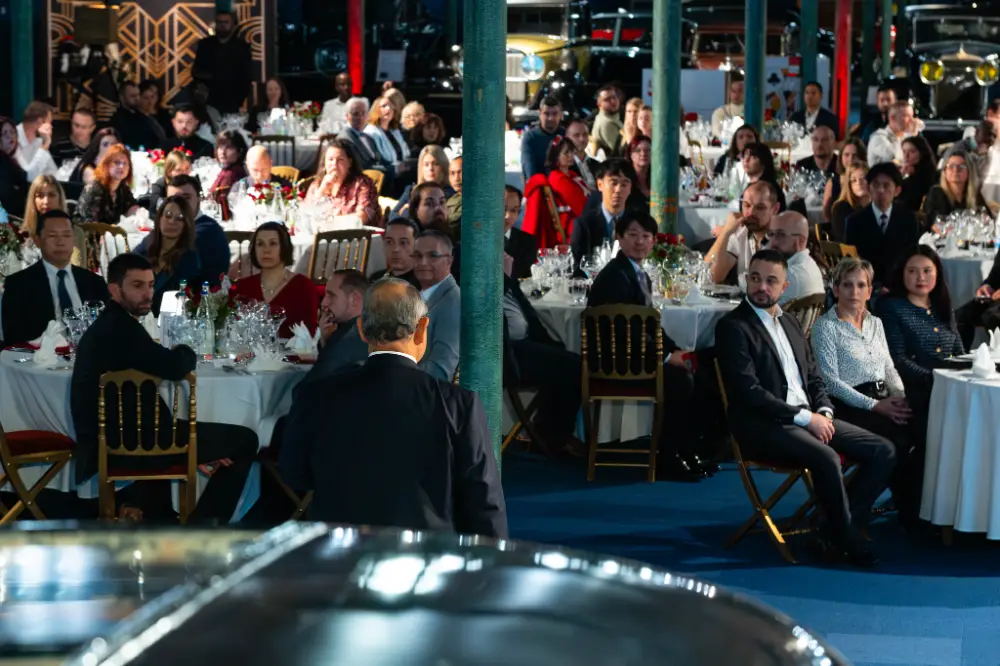 Public attentif lors d’un discours au milieu d’un dîner de gala à Mulhouse