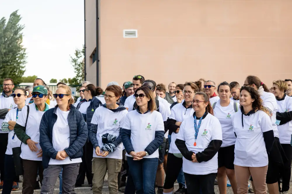 Participants en t-shirt lors d’une activité team-building en extérieur pendant une convention d’entreprise