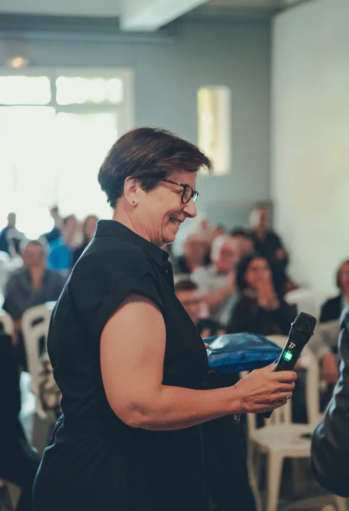 Intervention participative d’une collaboratrice pendant une conférence d’entreprise en déplacement