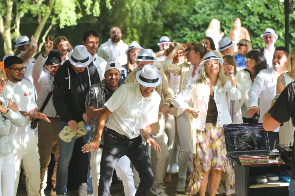 Soirée dansante en plein air lors d’une Summer Party entreprise sur le thème blanc et chapeaux